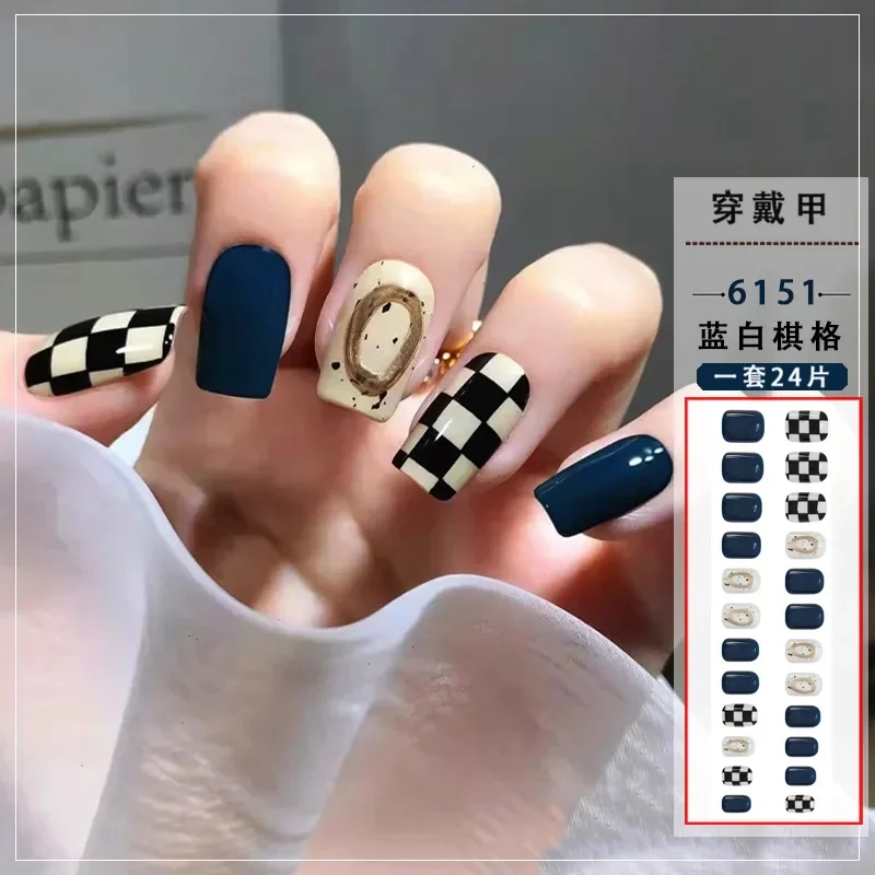 Chic Checkerboard Nail Art Motif