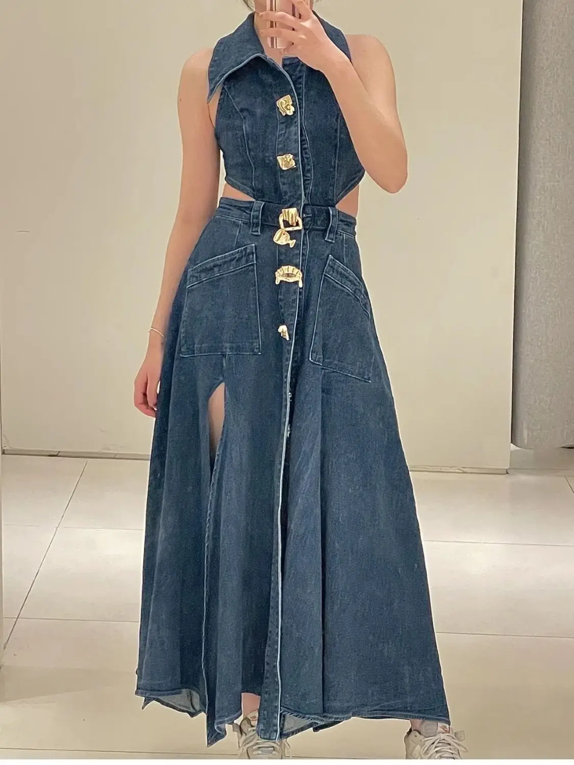 Vestido jeans sem mangas com bolsos para