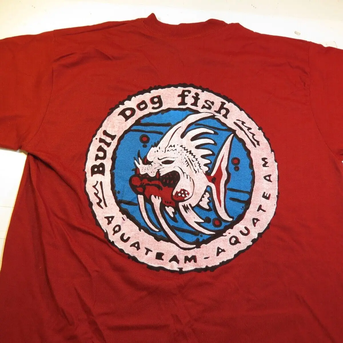 Sariasih Bali Bull Dog Fish Aqua Team Tee T Shirt Mens L Red
