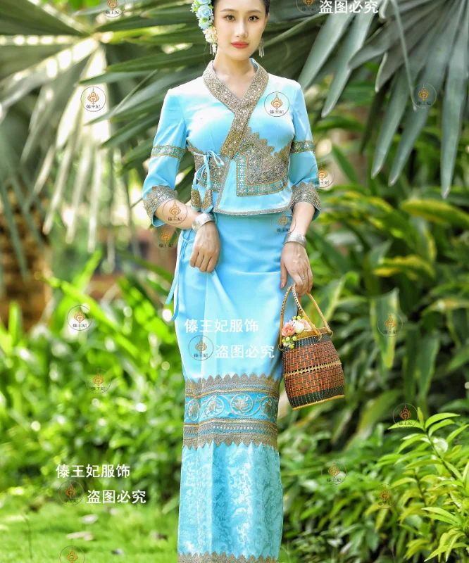 Chinese Dai Traditional Lace Costume - Women's Retro Folk Wear 1 Chinese Dai Traditional Lace Costume - Women's Retro Folk Wear