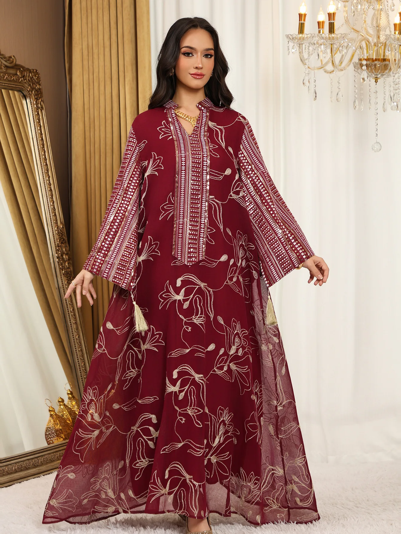 جلابية طويلة بنقوش ناعمة وأكمام واسعة