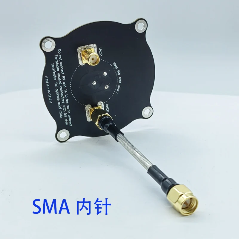 Antenne directionnelle 5.8GHz triple feed patch pour FPV en main, échelle de taille et finition noire mate.
