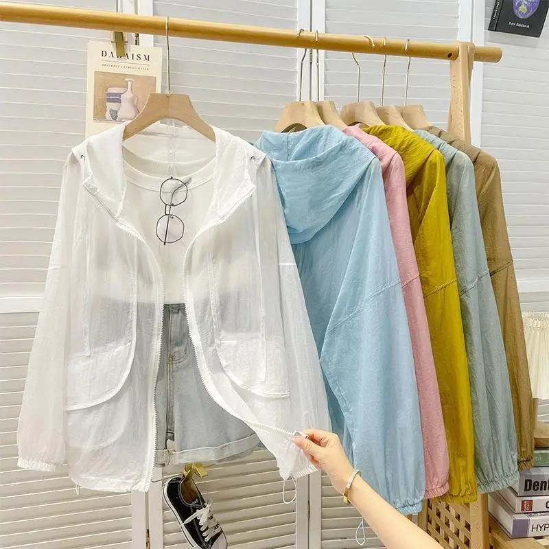 Куртка женская с капюшоном и длинным рукавом