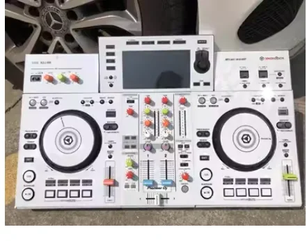 Xdj Rr Pelle Bianca E Un Set Di Cappelli Con Pomello