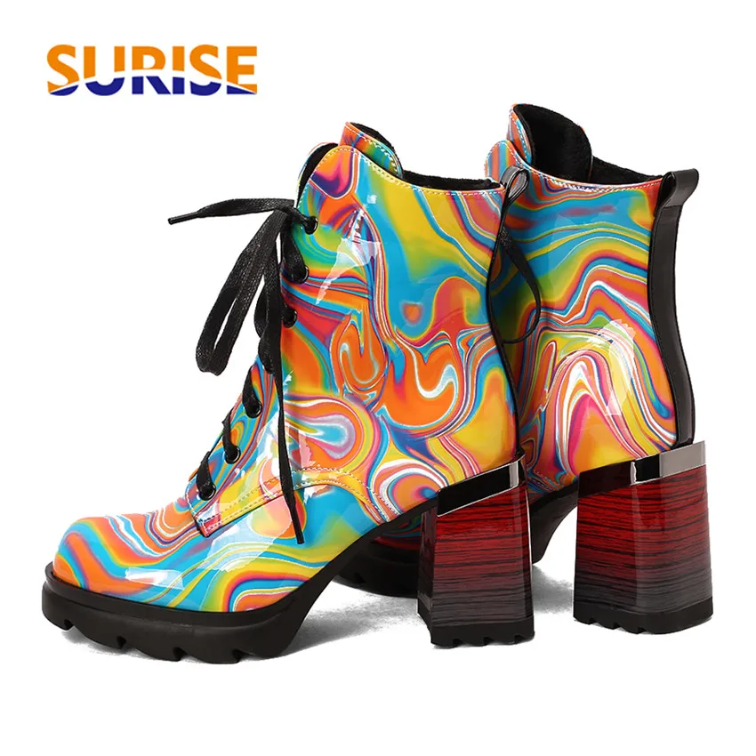 

Зимние женские ботильоны на платформе; Разноцветные лакированные кожаные вечерние на высоком блочном каблуке с круглым носком; Офисные женские плюшевые короткие ботинки на шнуровке