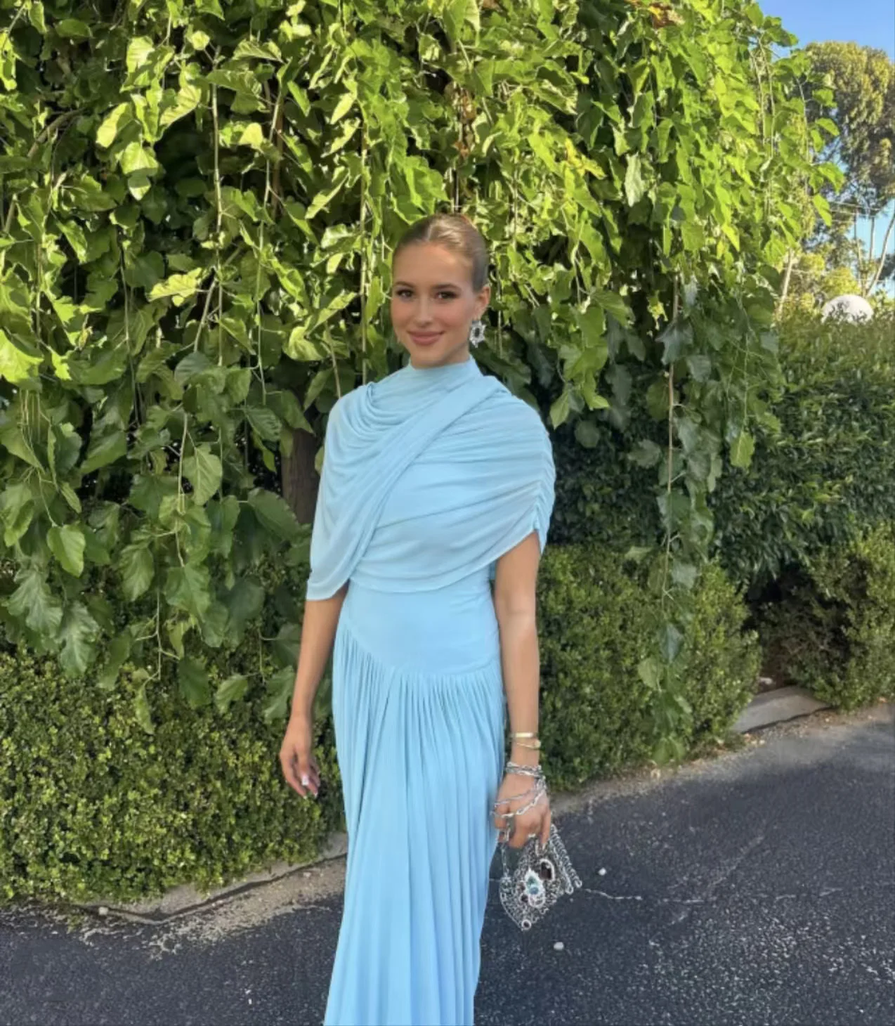 فستان أزرق طويل غير منتظم 2025