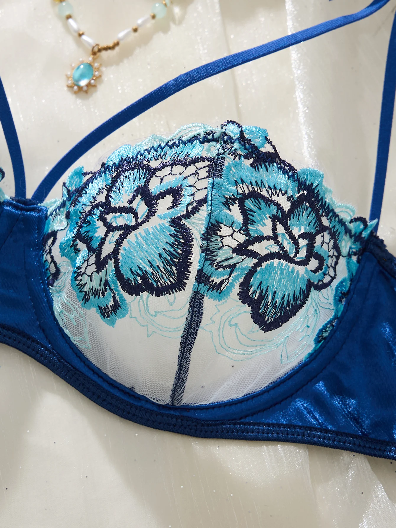 Ensemble de lingerie en dentelle bleue à fleurs avec soutien-gorge à armatures à nœud sur l'épaule et bretelles, culotte ajustable – Tenue intime séduisante pour boudoir