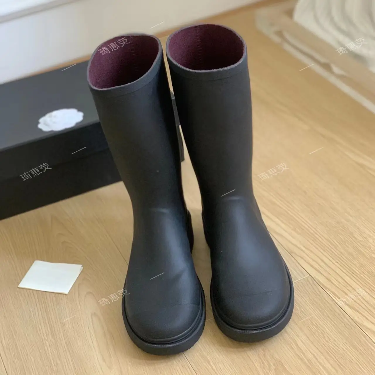 Version supérieure petites bottes moyennes de Style parfumées chaussures de pluie en caoutchouc antidérapantes imperméables bottes moyennes bottes de chevalier bottes noires 1 Version supérieure petites bottes moyennes de Style parfumées chaussures de pluie en caoutchouc antidérapantes imperméables bottes moyennes bottes de chevalier bottes noires 1