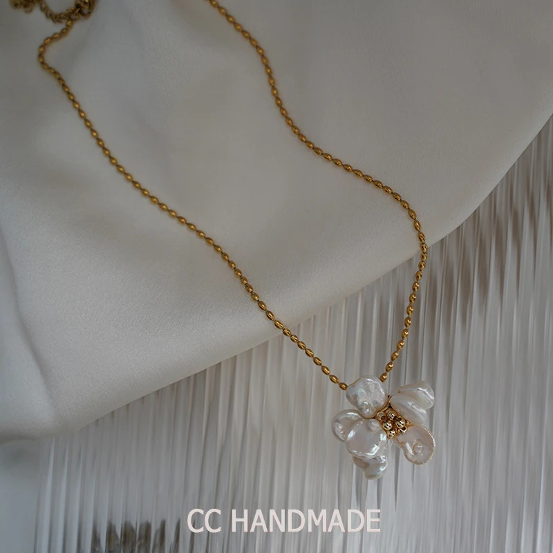 Handmade Natural Pearl Big Petal Necklace Clavicle Chain French Retro Women's Color-Retaining Titanium Steel Gold Plated