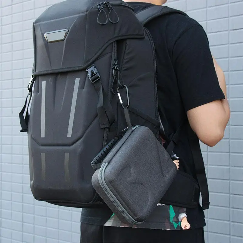Sac de transport pour drone DJI RC2, RC-N1, RC PRO posé à côté d'une télécommande