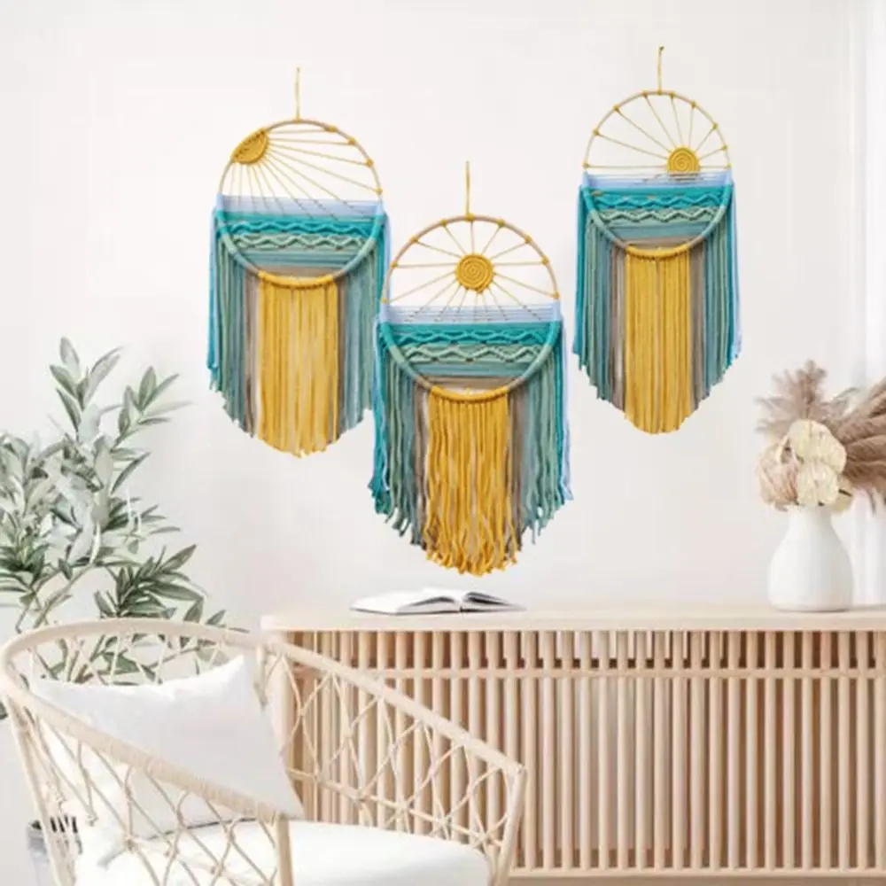 Zon-wandkleed boven bank met palmplant