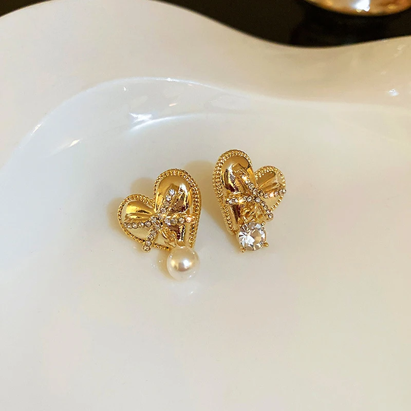 Серьги-гвоздики женские с жемчугом ювелирное изделие изящным персиковым сердцем