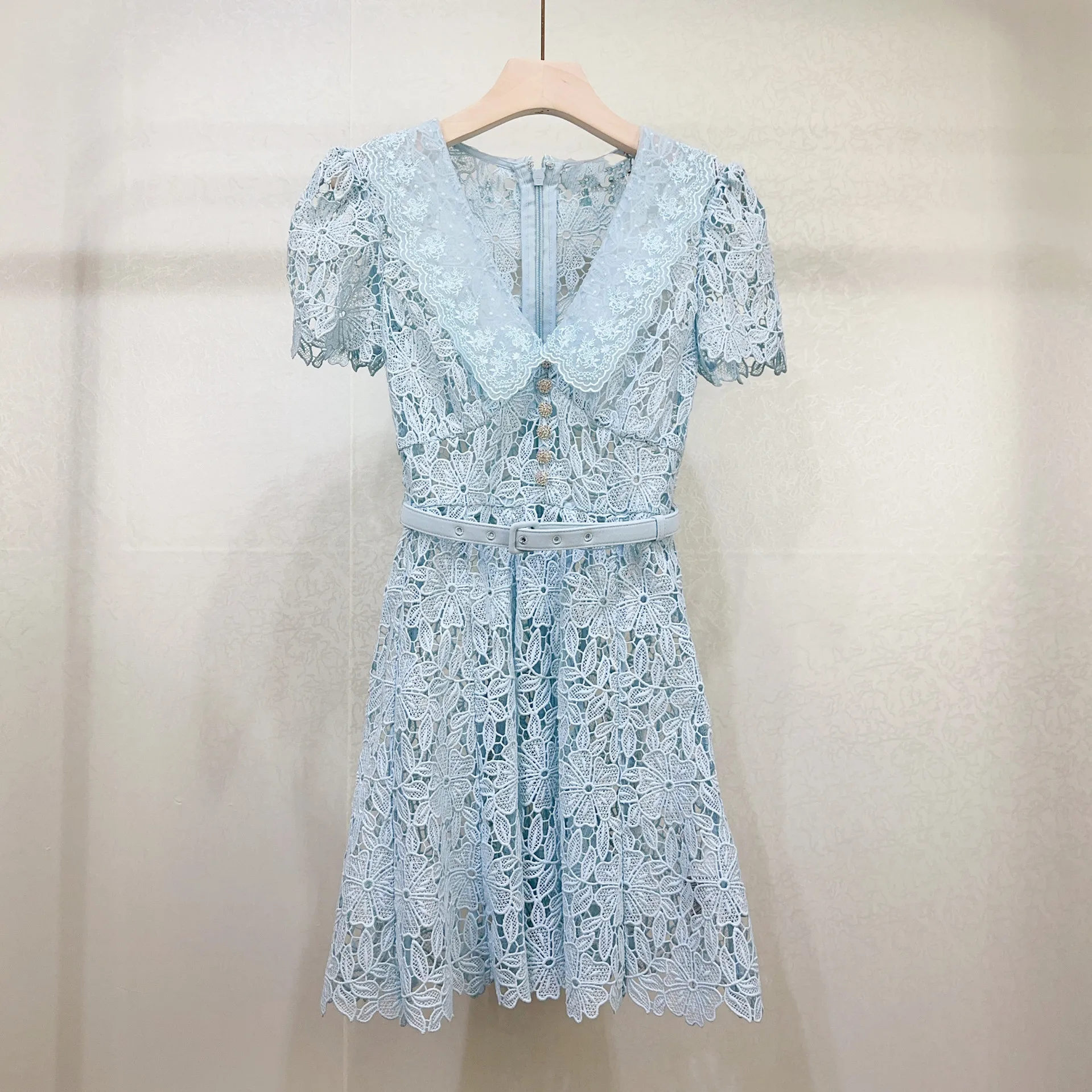 

Женское блестящее мини-платье, новое летнее весеннее ажурное платье со стразами, приталенное милое платье с поясом и коротким рукавом, 2024