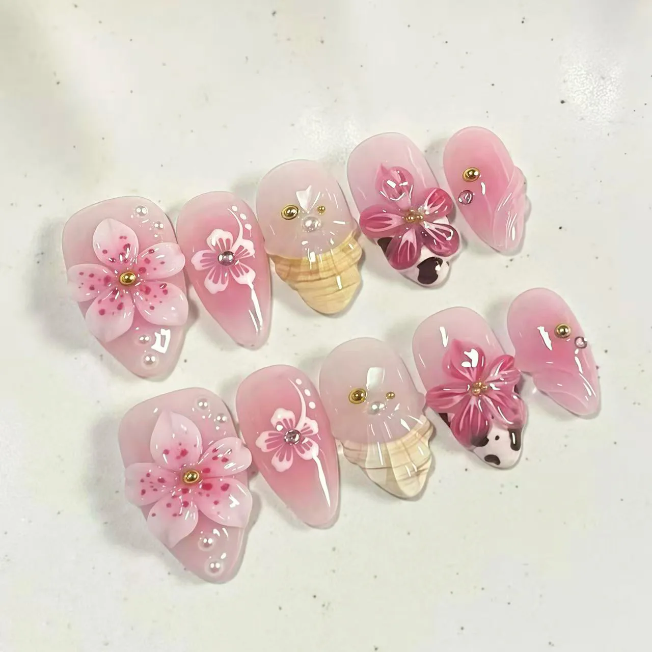 24개 3D 플라워 라인스톤 가짜 손톱 아트 짧은 아몬드 모양 프레스온 네일 풀커버 블랙 화이트 프렌치 재사용 가능 매니큐어 팁