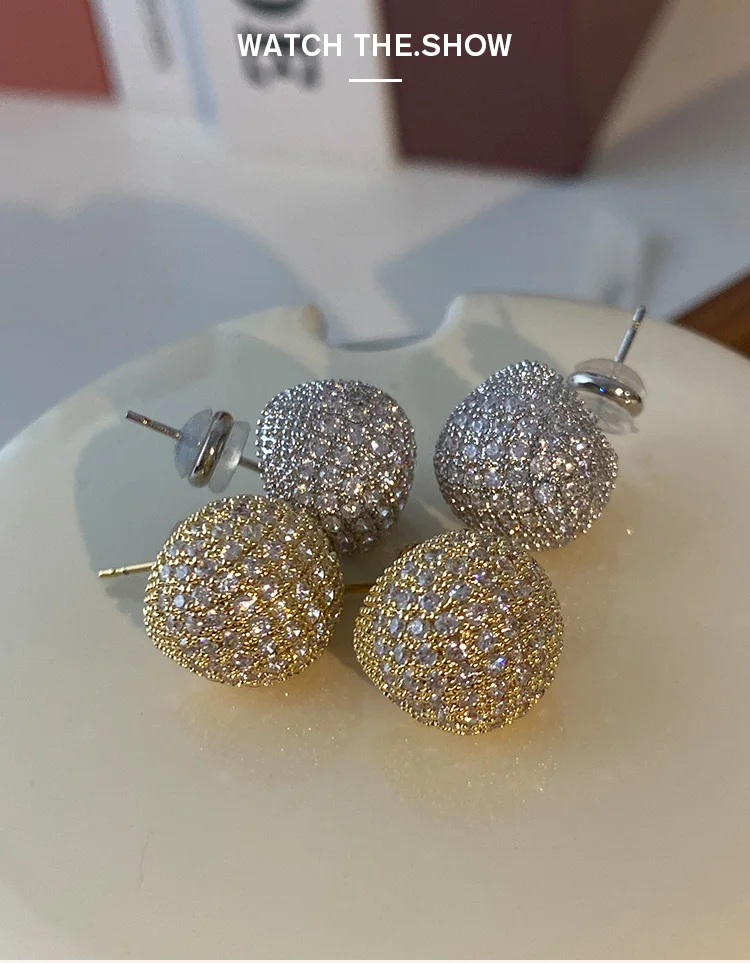 Leichte, luxuriöse, halbrunde Metallohrringe mit mikrosetem Zirkonia, ein funkelndes Schmuckzubehör, hübsch für Damen im Party-Stil – Detail 2