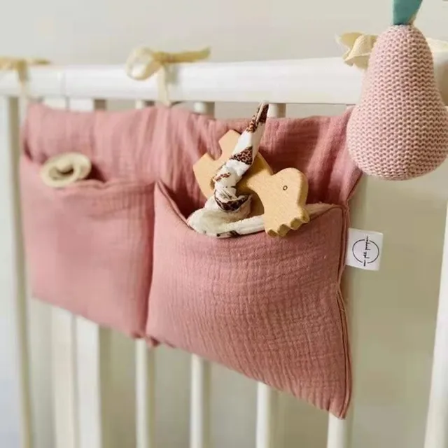아기 침대 보관 가방은 100%면 소재로 만들어져 있고, 두 개의 포켓과 높이 조절이 가능한 벨트가 있어 편리하게 아기 용품을 보관할 수 있습니다.