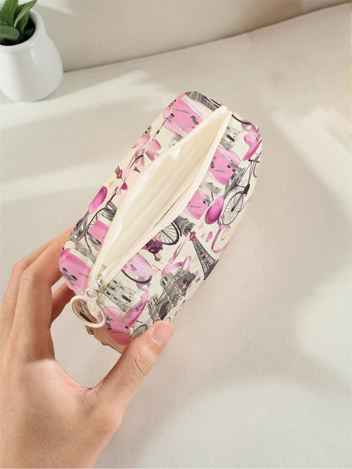 1 portable sanitary napkin storage bag with Eiffel Tower pattern and diamond mesh material, lightweight women's tissue bag