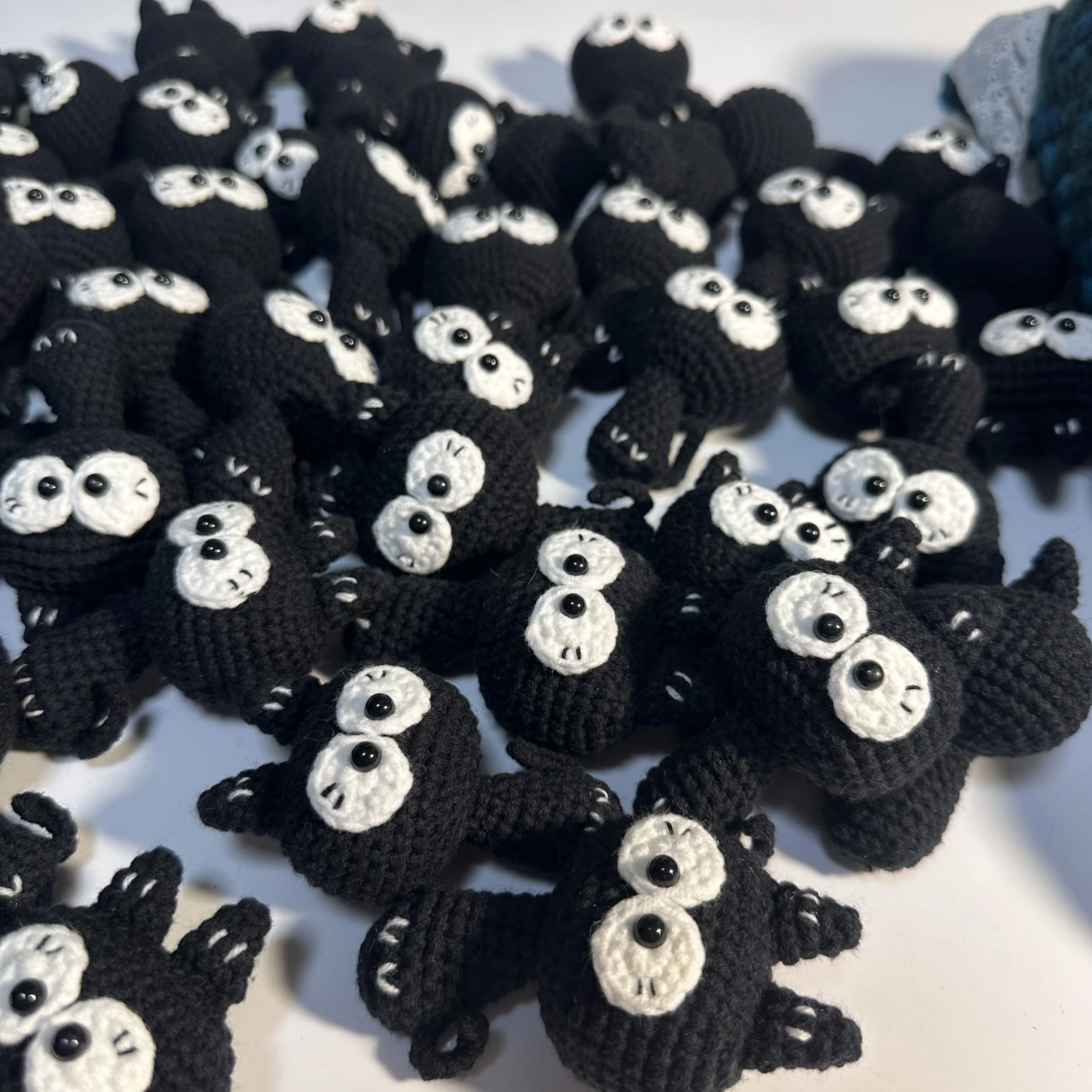 Mini gatto all'uncinetto marrone positivo fatto a mano, regalo
