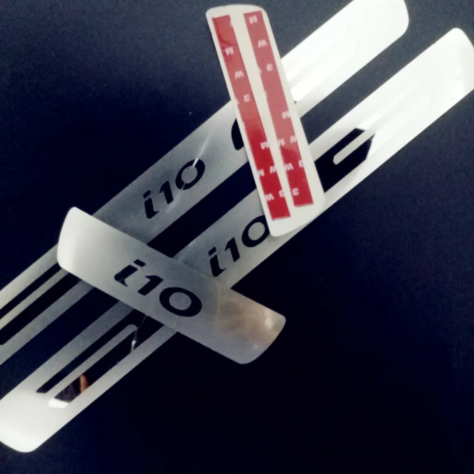 4 Adesivi Battitacco Protettivi In Fibra Di Carbonio Per Hyundai I10 – Stickers Soglia Porta Anti-graffio, Colore Rosso, Con Raschietto Incluso.