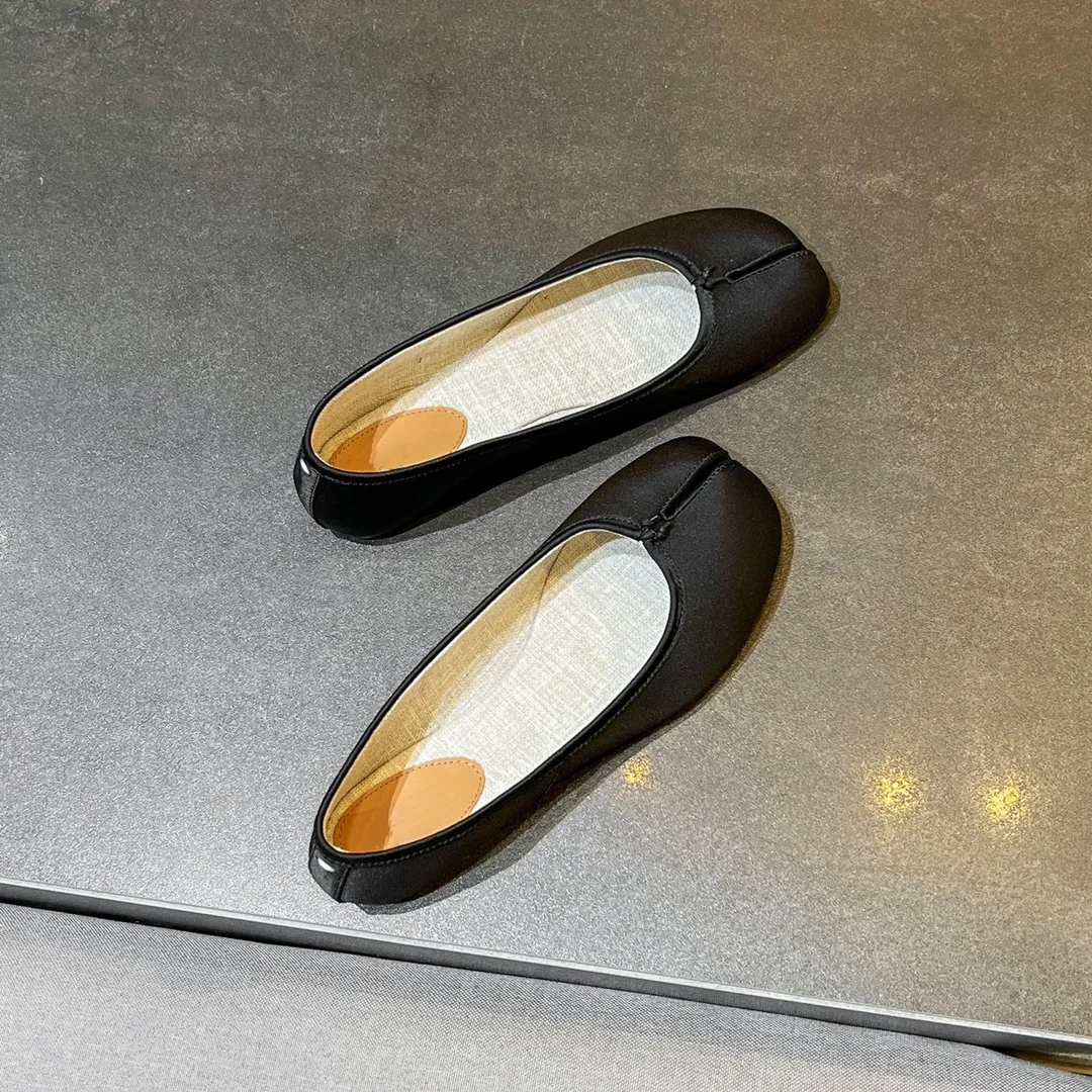 Fashionable and versatile split toe shoes, flat bottomed shallow cut single shoes