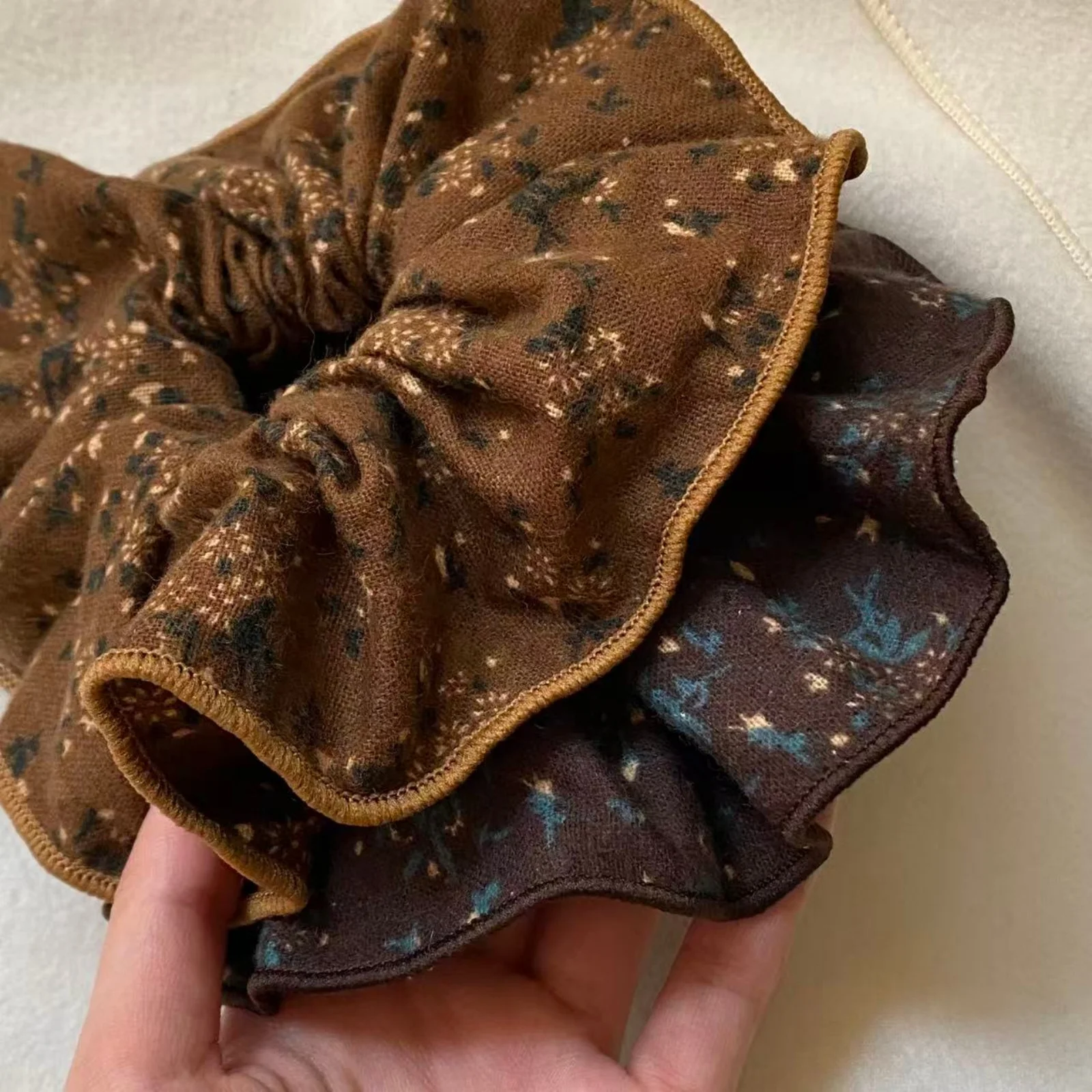 1PC Brown Star Pattern Scrunchies,Fabric Hair Ties, Vintage Floral Print Hair Accessories, Soft Elastic Hair Bands, Stylish
