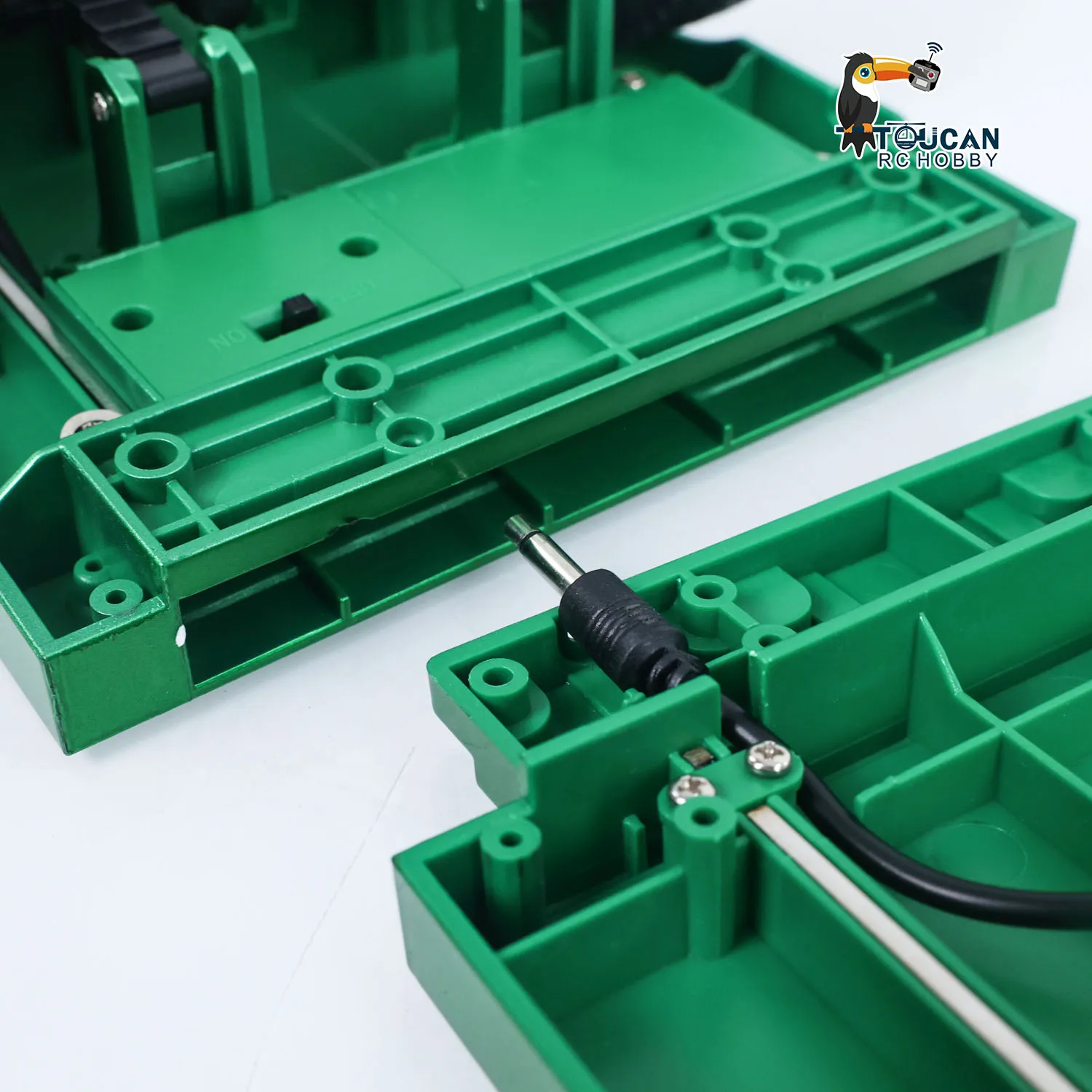 1/18 HUINA Kunststoff-Flachbett-Handanhänger 1502 für ferngesteuerten Traktor-LKW 1501, elektrische Stützbeine, Batterie, kein Licht – Detail 1