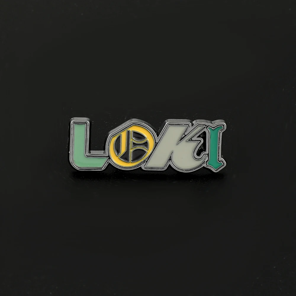 Marvel God Of Tricks Loki Avengers Supereroe Loki Nome Spilla Costume Zaino Pin Accessori Gioielli Per Fan Regalo