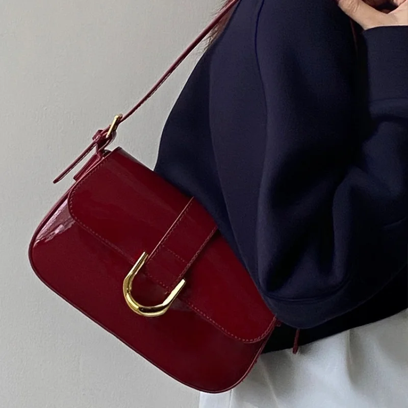 Luxury women's retro wine red new horseshoe buckle fashionable handbag, armpit bag, crossbody bag