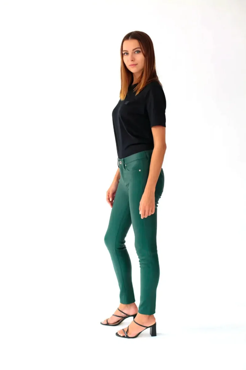 Рисунок 2 - Женские брюки из натуральной кожи ягненка