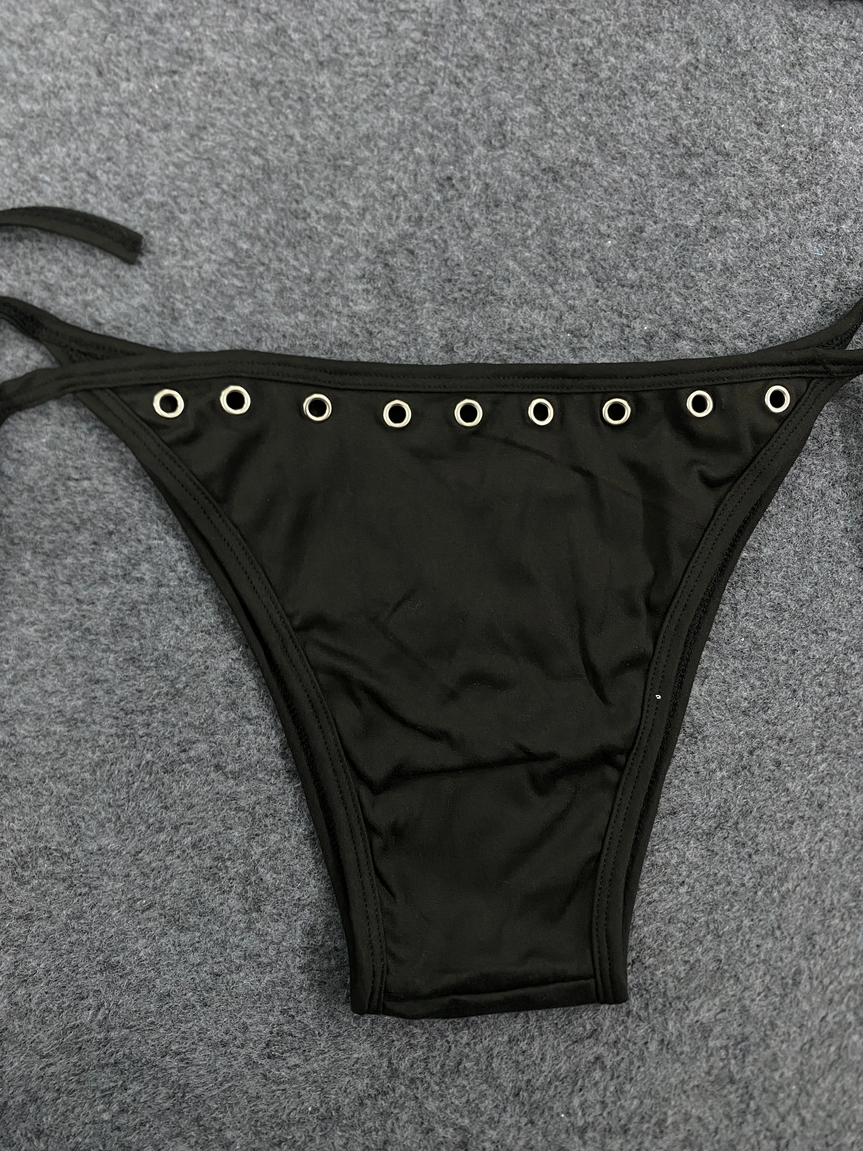 Modisches Nieten-verziertes Neckholder-Top Dreipunkt-Riemen Bikini mit Verstellbaren Trägern Instagram-Würdig Sexy Hot Girl Gothic Damen-Set – Detail 10