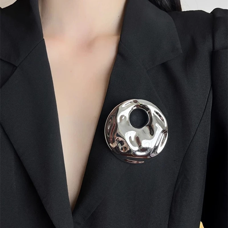 

Metal Irregularity Texture Water Ripple Hollow Round Brooch for Women Chunky Delicate Suit Corsage Pin Retro Jewelry Accessory
