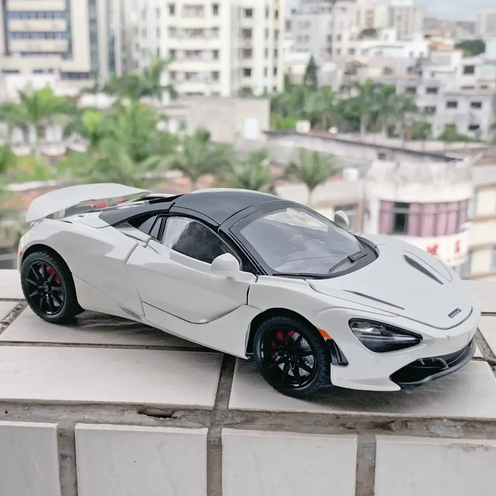 

1:24 McLaren 720S Supercar High Simulation Diecast Metal Alloy Model car Sound Light Pull Back Collection Kids Toy Gifts X63