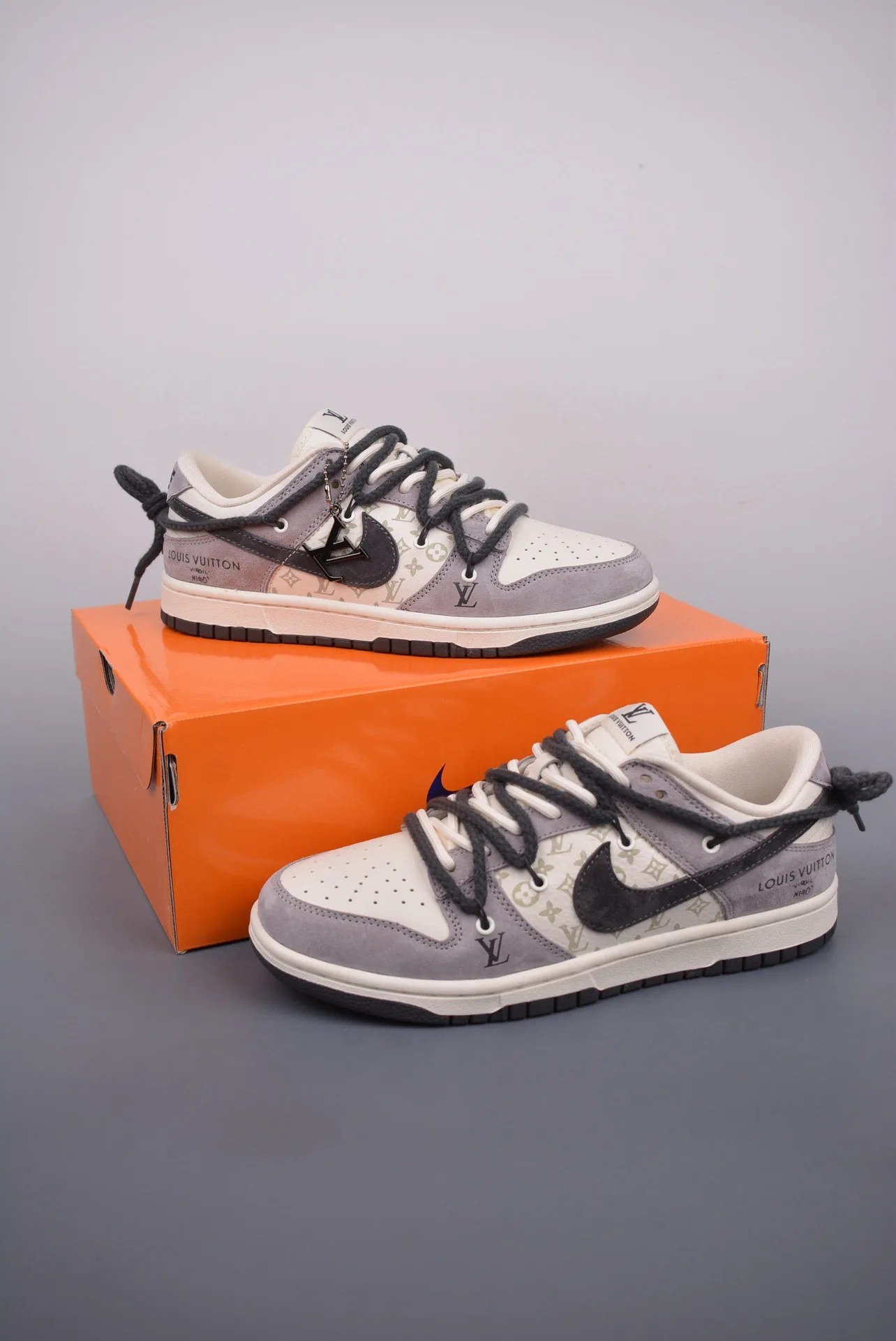 Рисунок 4 - Кроссовки Nike SB Dunk x Travis