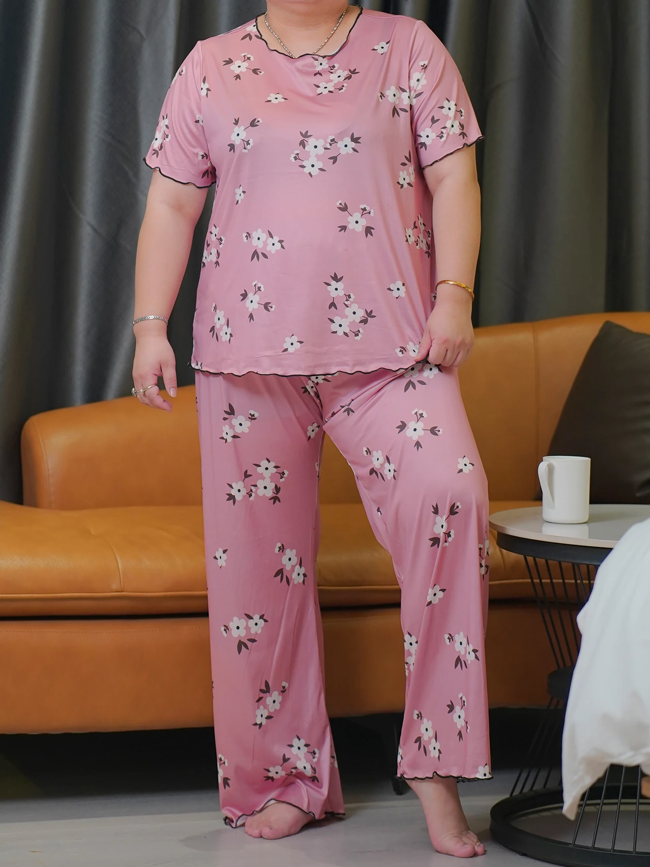 Milk silk material pajamas, home clothes, plus size short sleeved pants set, can be worn externally in sizes 1XL-5XL