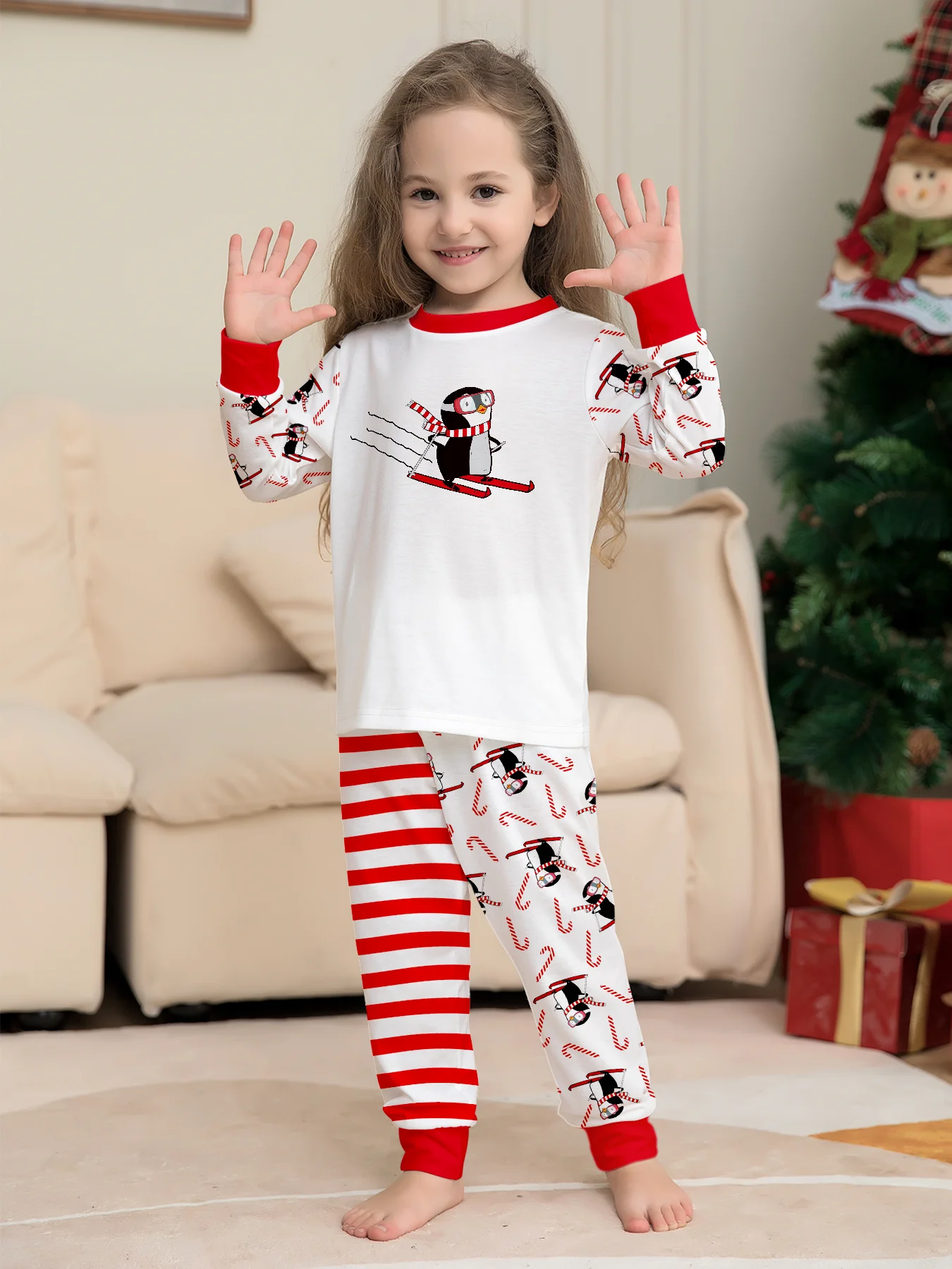 ملابس نوم للأطفال في عيد الميلاد - مجموعة متناسقة للجنسين مع بطريق تزلج، وسراويل مخططة وعيد الميلاد