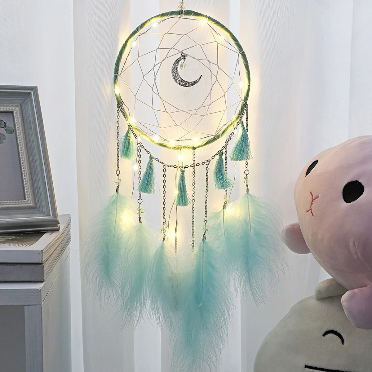 드림캐쳐 그물과 LED 펜던트가 있는 우아한 깃털 바람 종소리 - 그녀를 위한 창의적인 수제 선물