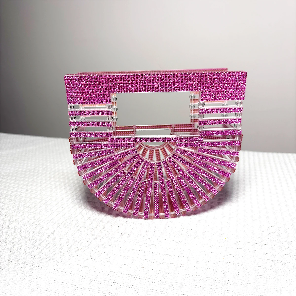 محفظة GAN JIOMAY، وهي محفظة بتصميم نصف قمر من حجر...