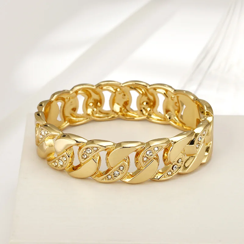 

SOAR EAST Zinc Alloy Gold Color Hollow Twists Chain Buckle Bracelet Small Fashion Metal Jewelry For Women Bangles Accessories