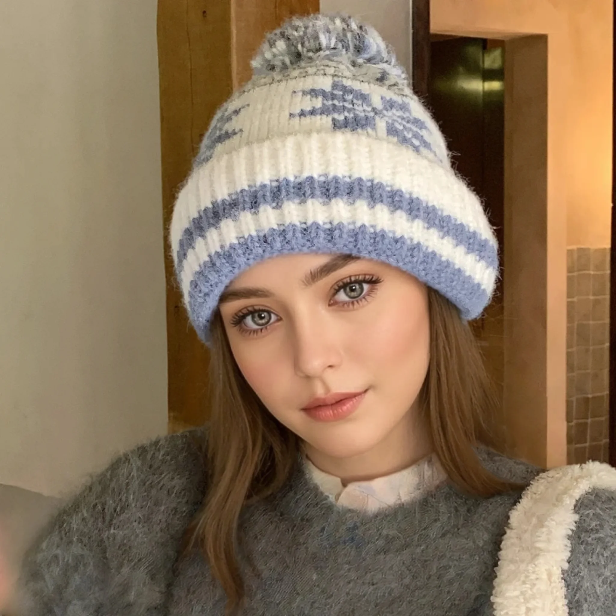 Hot Sale Classic Snow Flake Jacquard Winter Hats Winter Warm Pompoms Beanie For Women Solid Color Winter Knitted Hat