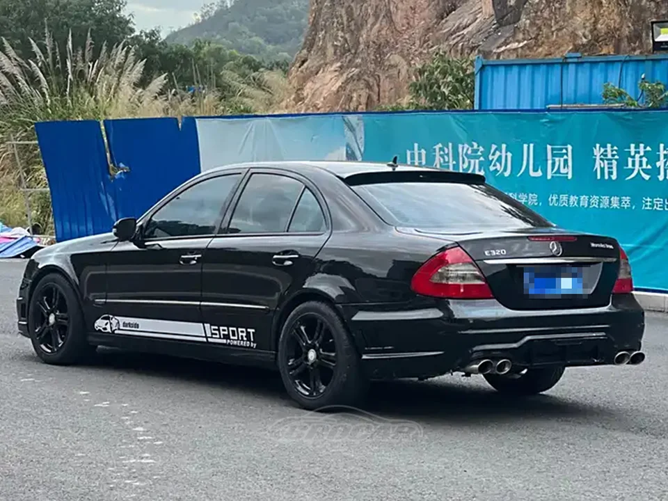 高品質のABSプラスチック製の車のルーフカバー 4ドアセダンw213 2022 2023 e200 e260 e300 amg