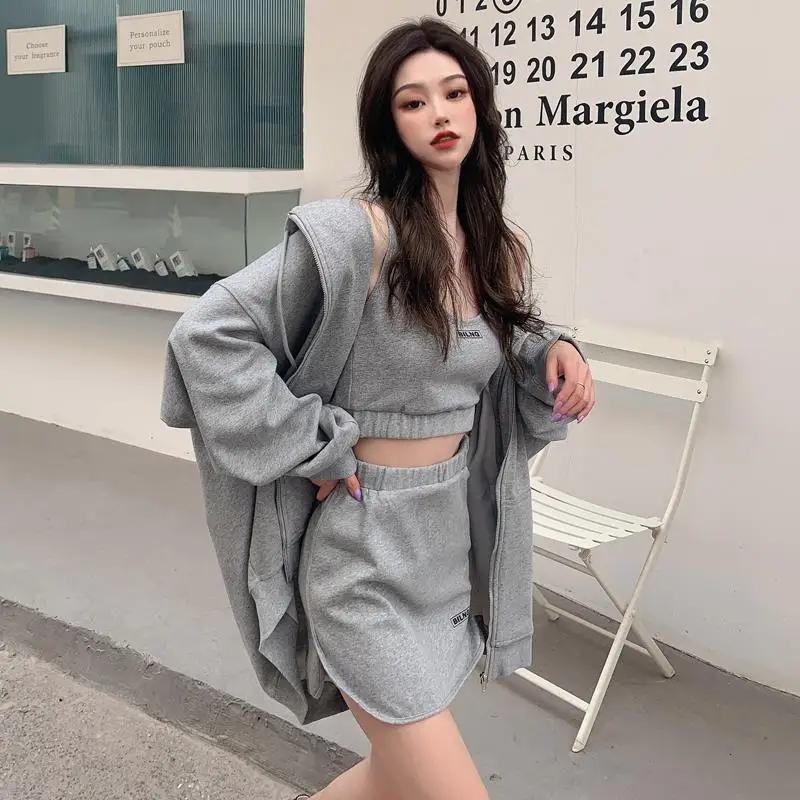 Рисунок 3 - Осенний женский спортивный костюм из трех предметов