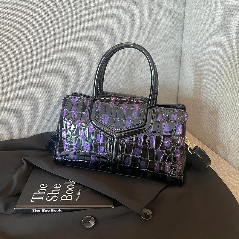 

Женская сумка через плечо с текстурой под крокодиловую кожу