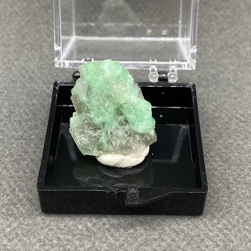 100%  Natural Emerald Mineral Specimens Stones and Crystals Healing Crystal   +Box size:35*35*35 mm