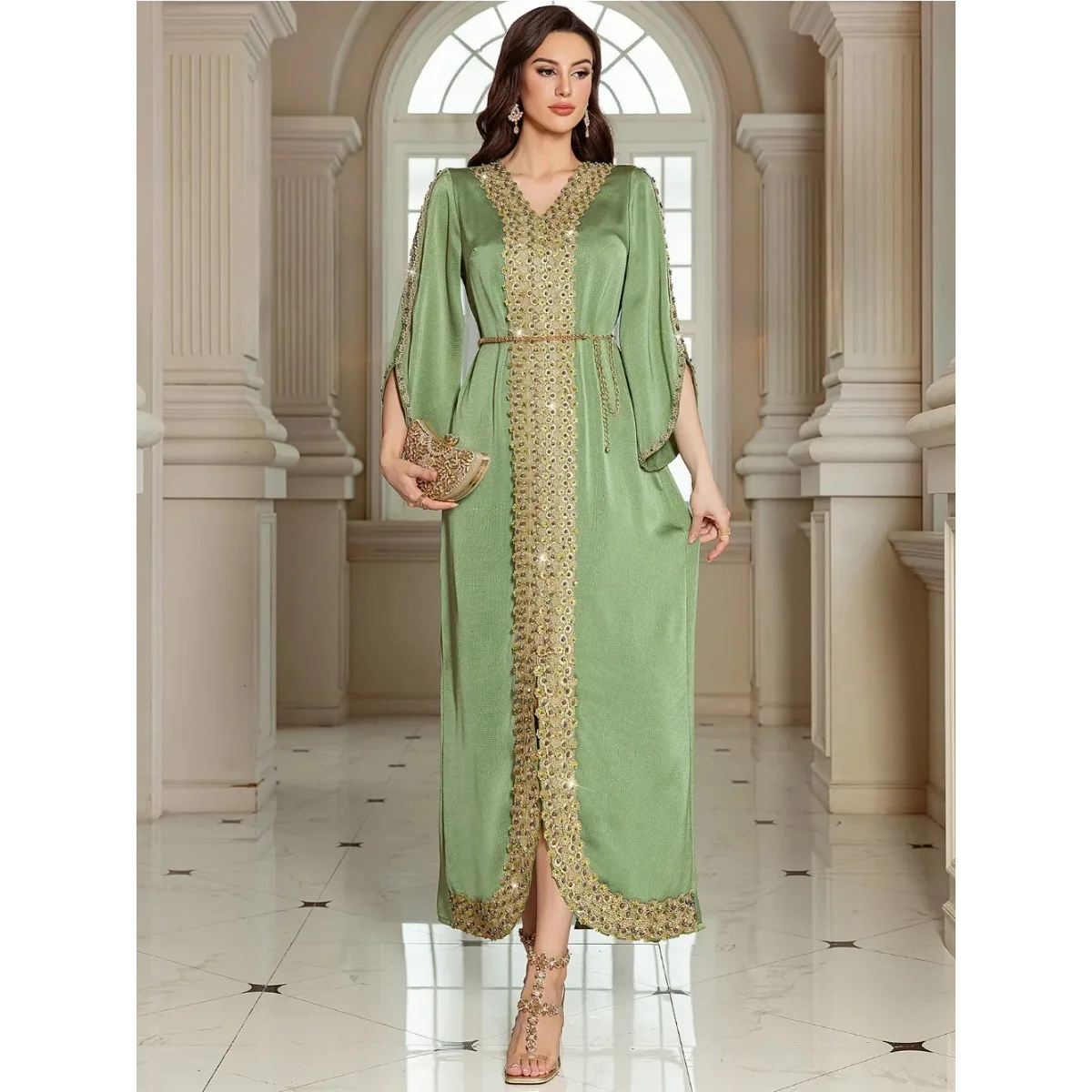 جلابية ذهبي طويلة بتطريز فاخر وأكمام واسعة