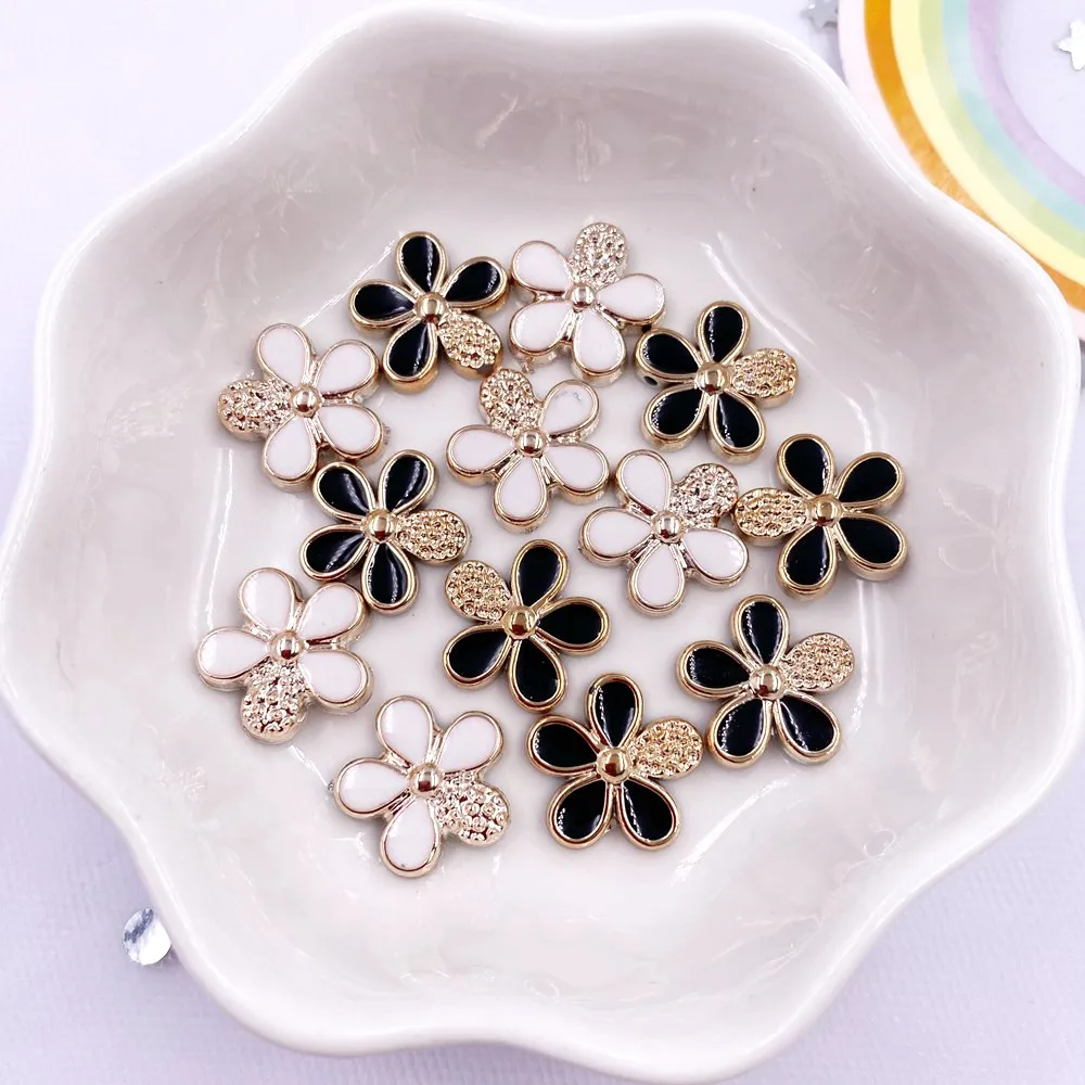 50pcs 다채로운 아크릴 화이트/블랙 컬러 황금 꽃 플랫 백 버튼 Applique DIY 스크랩북 장식품 공예 Accessorie V02