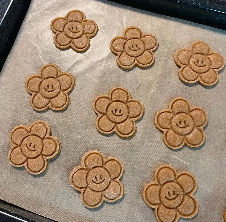 Description Picture 4 of itemLovely Flower Cookie Cutter Baby Shower Embossed Dessert Fondant Sugarcraft Baking Mould Plastic Biscuits Pastry Press Stamp