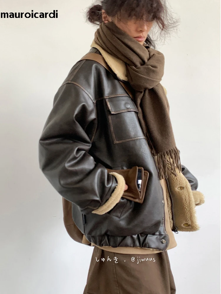 

Mauroicardi Autumn Winter Cool Vintage Faux Sheepskin Coat Men with Stand Collar Pockets Zip Up Luxury Designer Clothes 2023
