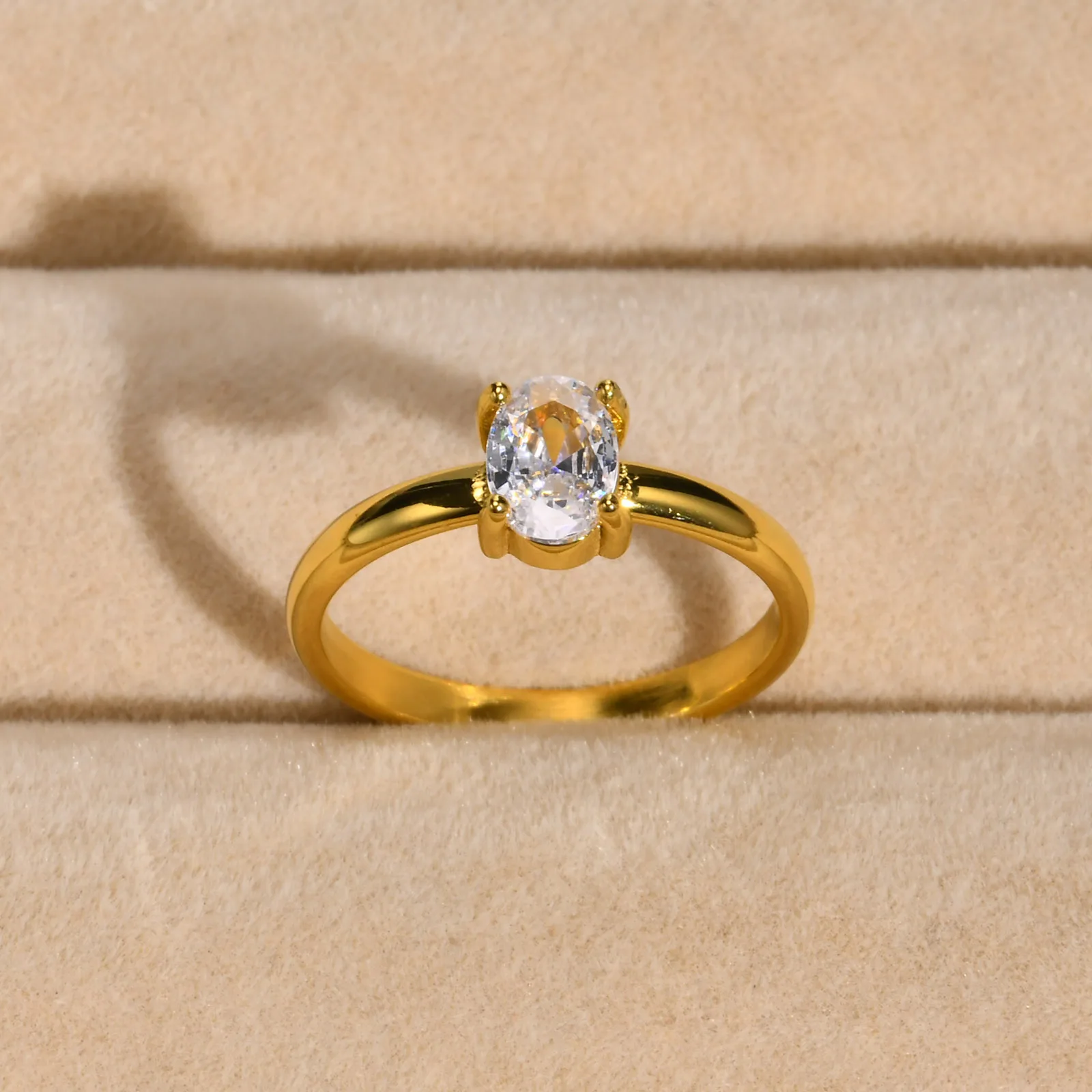 Vnox 여성을위한 절묘한 스파클링 큐빅 지르콘 약혼 반지, 골드 컬러 스테인레스 스틸 웨딩 밴드 손가락 선물 쥬얼리