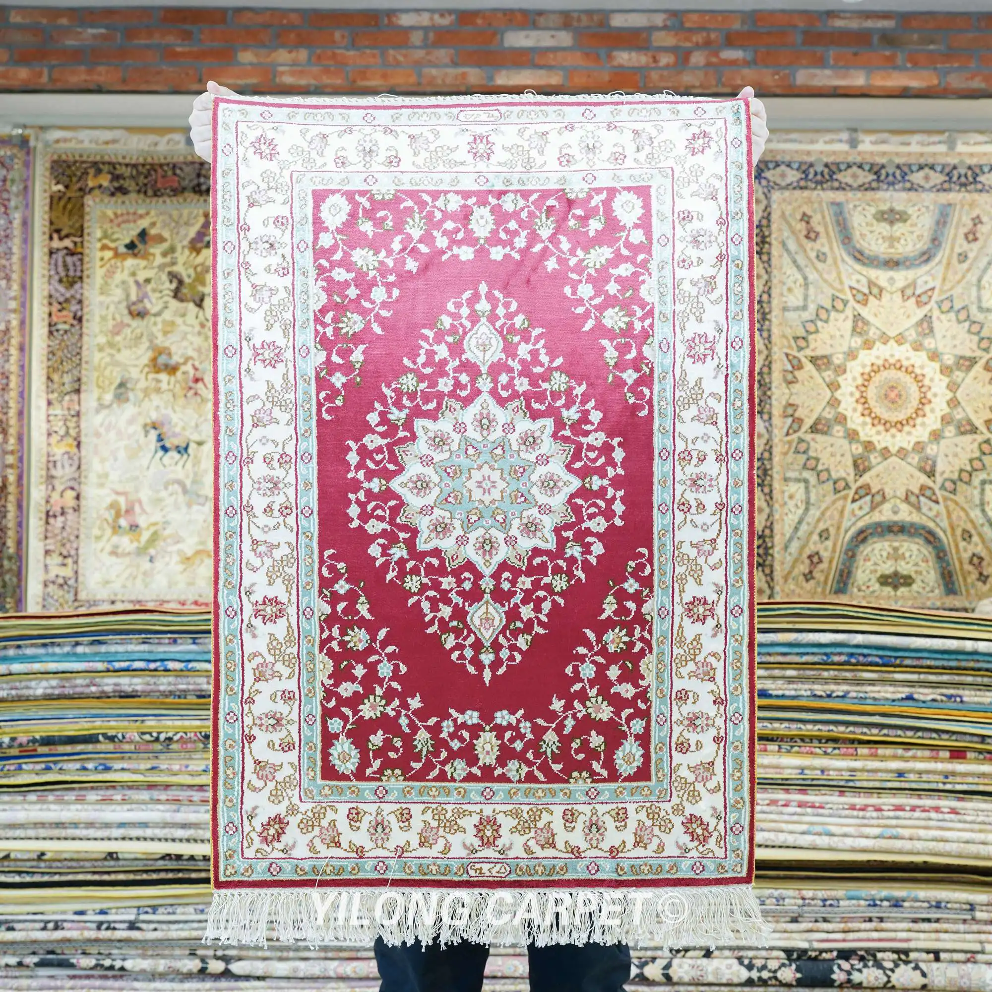 

61x91cm Yilong Hand Made Persian Silk Carpet Handknotted Red Rug (HF082B)