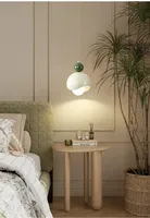 Chambre à coucher moderne de style crème avec éclairage d'ambiance longue portée dans la salle à manger. Petite lampe suspendue réglable en hauteur. 5
